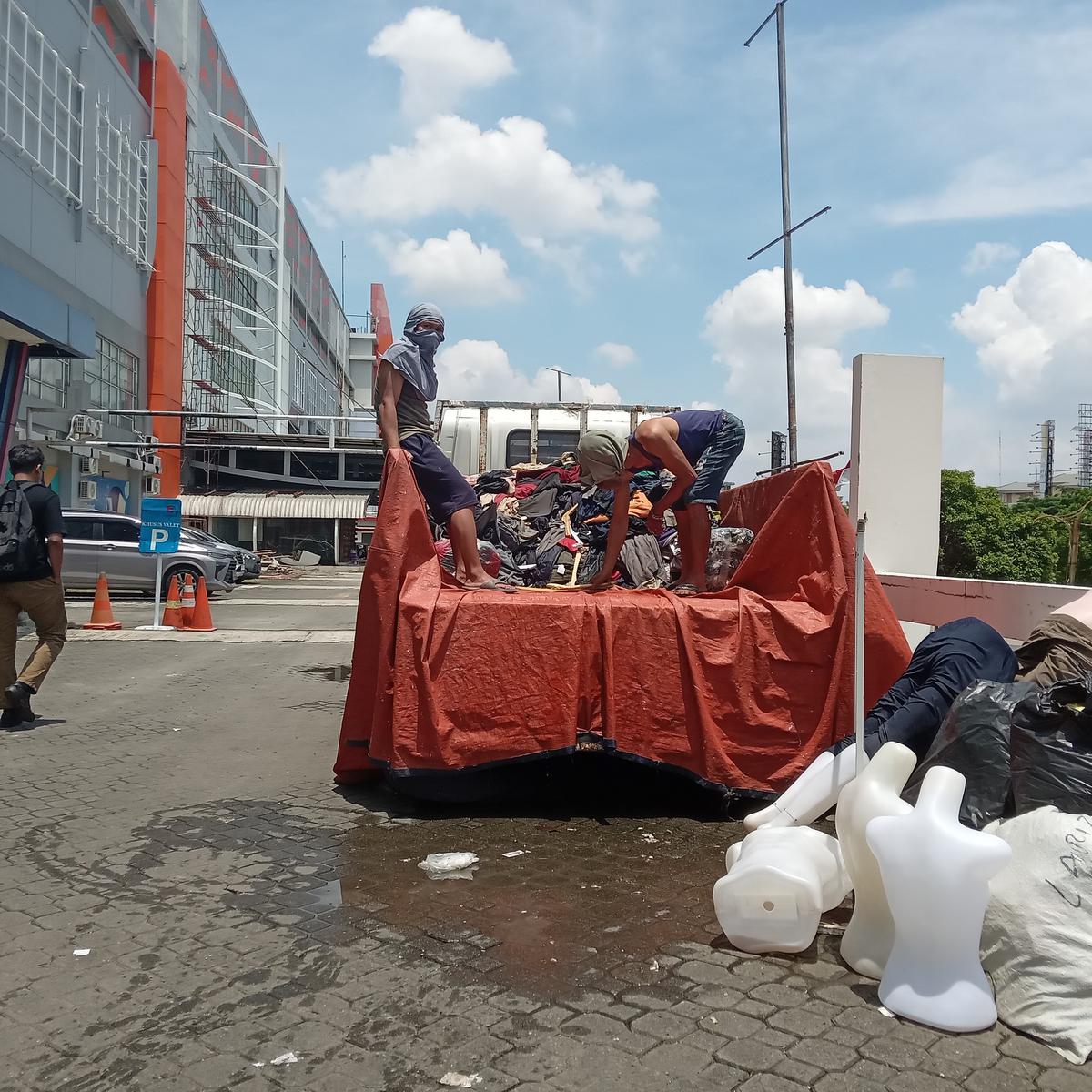 Pedagang di Mal Bekasi Cari Sisa Dagangan Usai Banjir