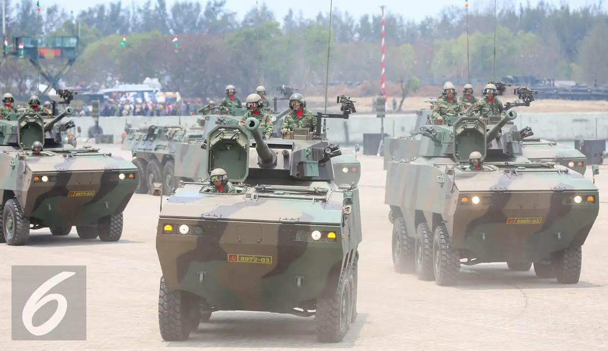 Iring iringan tank TNI saat peringatan HUT TNI ke-70 di Dermaga Indah Kiat, Cilegon, Banten, Senin (5/10/2015). HUT TNI Ke-70 ditandai atraksi tempur tiga matra TNI Angkata Darat, Laut dan Udara. (Liputan6.com/Faisal Fanani)