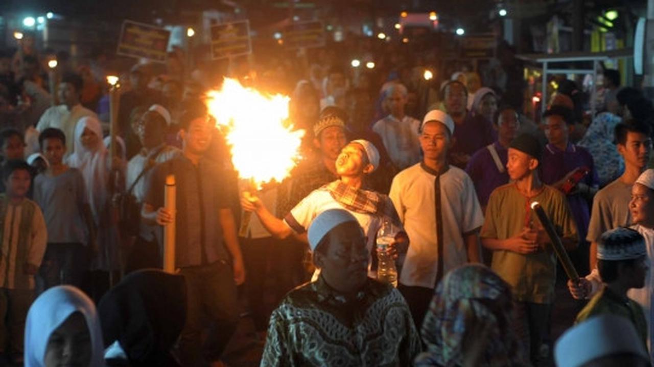 Pawai obor dan kembang api meriahkan malam tahun baru 1437 Hijriah