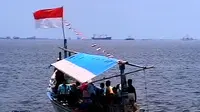 Sebagian warga Jakarta mengisi libur panjang dengan berwisata ke pantai Marunda di Cilincing, Jakarta Utara.
