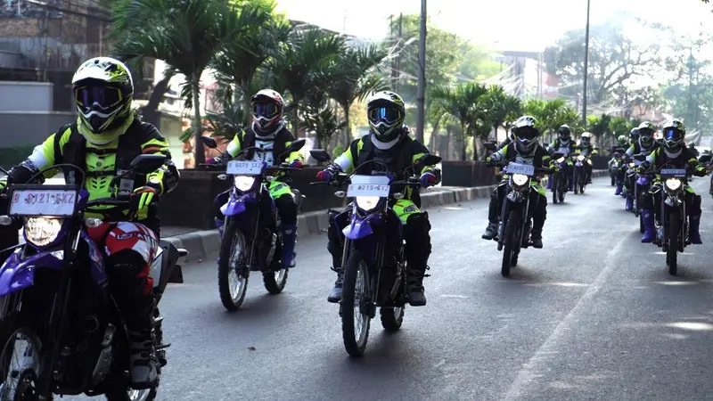 Tips Berkendara Harian dengan Motor Trail di Jalan Aspal dan Saat Hujan