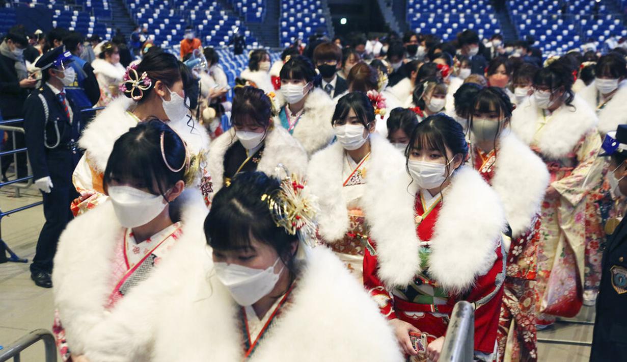 Para wanita yang baru atau akan berusia 20 tahun mengenakan kimono saat menghadiri upacara merayakan Coming of Age Day di Yokohama, Jepang, Senin (10/1/2022). Coming of Age Day diadakan setiap tahun pada Senin kedua bulan Januari untuk merayakan remaja Jepang menjadi dewasa. (AP Photo/Koji Sasahara)