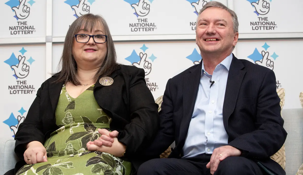 Frances dan Patrick Connolly saat pengumuman pemenang lotere EuroMillions hari tahun baru di Belfast, Irlandia Utara, Jumat (4/1). Pasangan itu meraih hadiah lotere terbesar dalam sejarah Inggris Raya senilai 115 juta poundsterling (Paul FAITH/AFP)