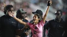Ekspresi bahagia seorang gadis setelah berfoto bersama dengan Lionel Messi pada laga lanjutan Major League Soccer (MLS) antara Inter Miami melawan Colorado Rapids di Fort Lauderdale, Florida, Amerika Serikat, Minggu (07/04/2024) WIB. (AP Photo/Rebecca Blackwell)