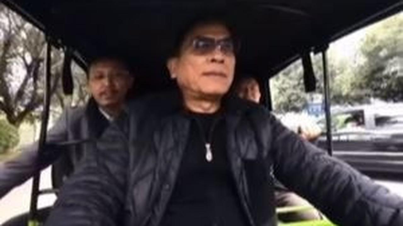 Siapa sangka, Moeldoko benar-benar mencoba mengendarai bajaj ev tersebut. Dengan begitu lihai, Ia menjadi 'sopir' bajaj untuk sesaat.