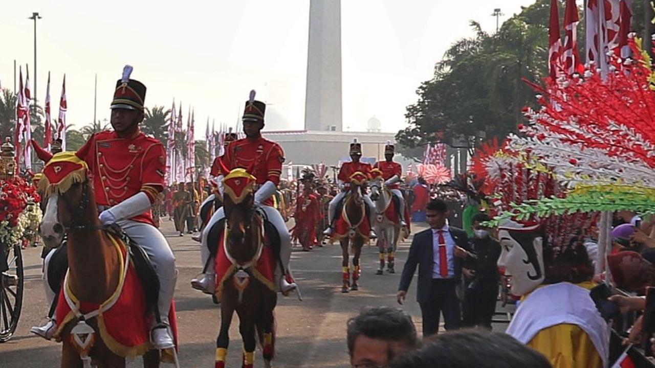 Sebelum proses kirab, Sekretariat Presiden, Kepala Sekretariat Presiden Heru Budi Hartono mengambil duplikat Bendera Merah Putih dan naskah teks proklamasi di ruang Kemerdekaan Monas.