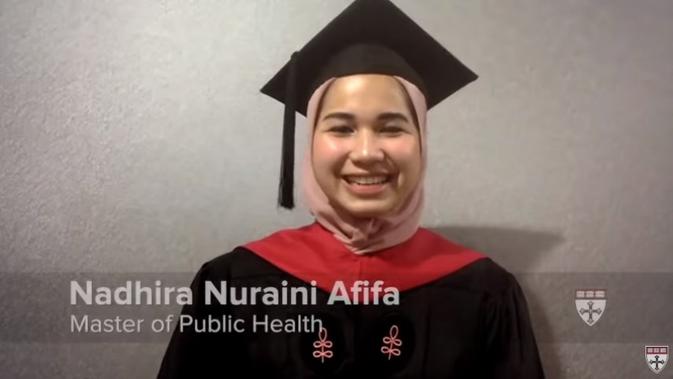 Nadhira Afifa, mahasiswa Indonesia yang terpilih memberikan pidato kelulusan di Harvard. (dok. YouTube/Harvard T.H. Chan School of Public Health)