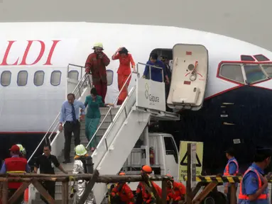 Pihak Angkasa Pura 2 menggelar simulasi antisipasi pesawat terbakar di landasan terminal 3 Bandara Soetta, Tangerang, (25/2).Ini melatih fungsi komando, kordinasi dan komunikasi unit instansi dalam menghadapi keadaan darurat. (Liputan6.com/Faisal R Syam)
