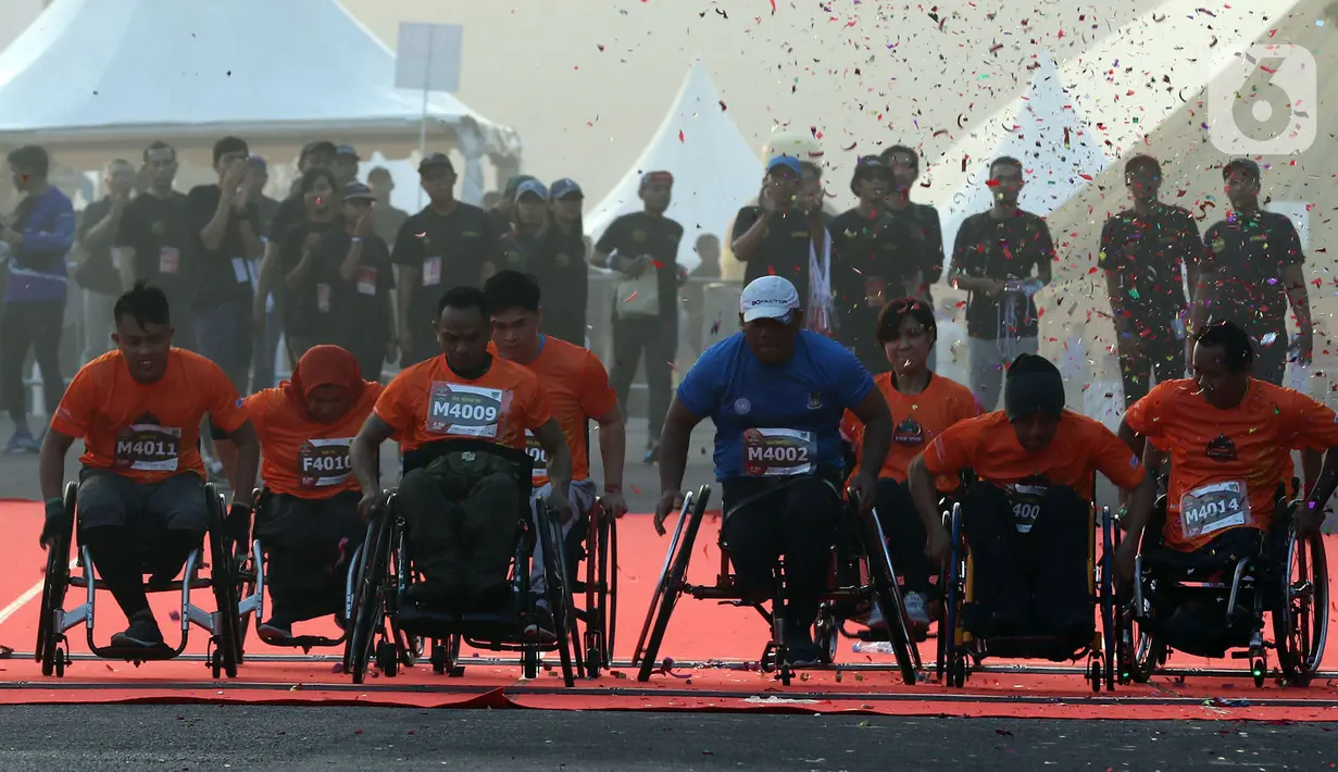 Disabilitas pengguna kursi roda mengikuti kegiatan lomba lari bertajuk Lo Gue Run (LGR) 2020 di Kompleks Monas, Jakarta Pusat, Minggu (26/1/2020). Kodam Jayakarta menggelar lomba lari 'Loe Gue Run' yang merupakan puncak perayaan HUT ke-70 Kodam Jaya. (Liputan6.com/Johan Tallo)