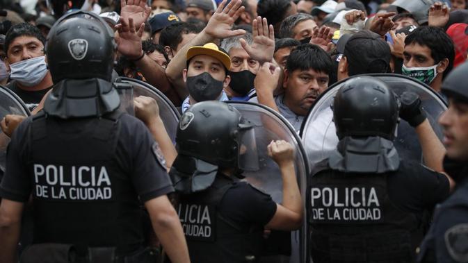 Polisi sempat kewalahan menghalau masyarakat yang ingin melihat peti jenazah Diego Maradona. Dok: AP Photo/Natacha Pisarenko