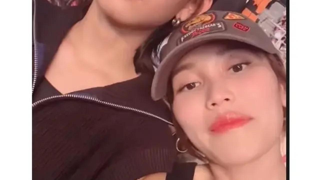 6 Potret Ayu Ting Ting dan Bilqis Nonton Konser SEVENTEEN, Senang Dapat Kursi Depan