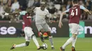 Pemain West Ham United, Cheikhou Kouyaté mencoba menghentikan laju pemain Manchester United, Paul Pogba pada lanjutan Premier League di London Stadium, London, (10/5/2018). West Ham tahan MU 0-0. (AP/Alastair Grant)