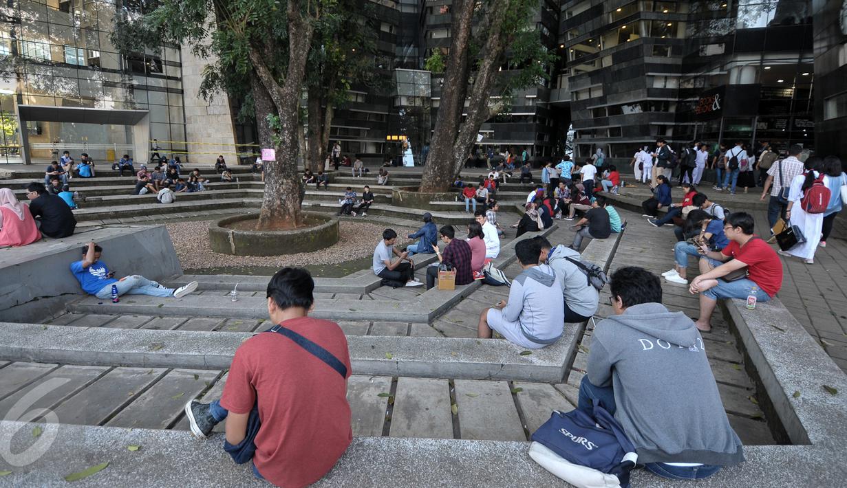 Sejumlah pemain game Pokemon Go berburu pokemon di area Kampus Universitas Indonesia (UI), Depok, Sabtu (6/8). Game Pokemon Go bisa diunduh langsung oleh pengguna iPhone, iPad, dan smartphone maupun tablet Android. (Liputan6.com/Yoppy Renato)