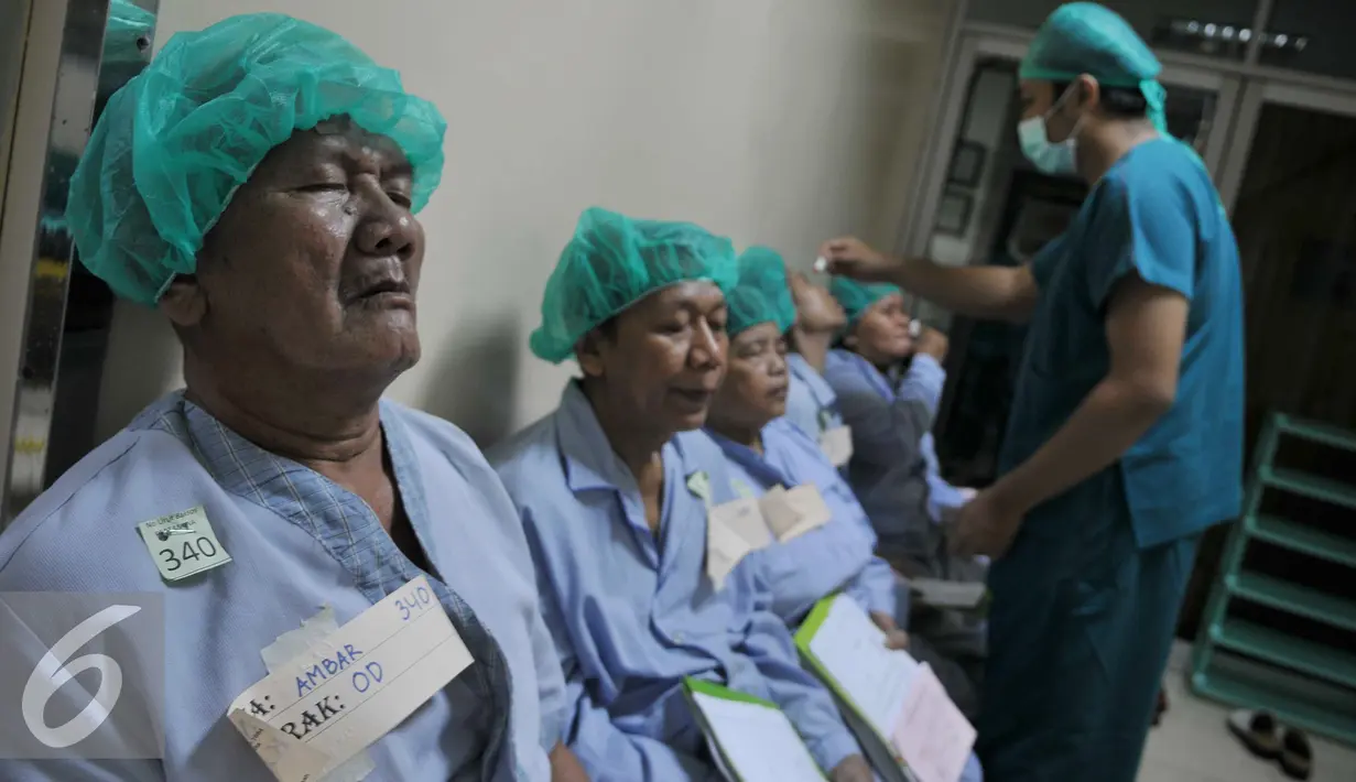 Dokter meneteskan cairan ke pasien saat mengikuti operasi katarak, Jakarta, Kamis (3/12). Jumlah penderita buta katarak di Indonesia tertinggi kedua di Asia Tenggara yakni mencapai 1,5 persen atau dua juta jiwa. (Liputan6.com/Gempur M Surya)