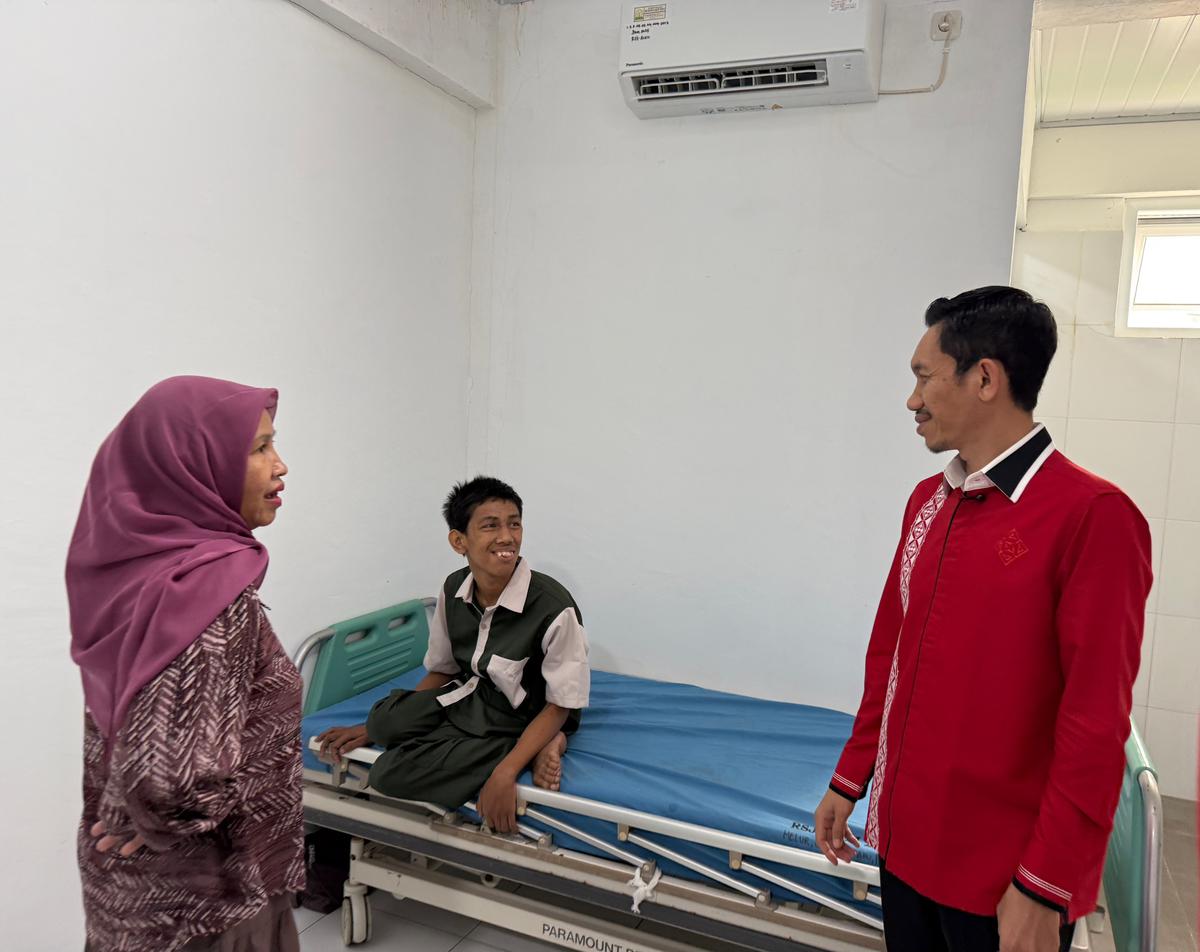 Bupati Aceh Barat saat menjenguk Akbar yang kini dirawat di rumah sakit di Banda Aceh. (Istimewa)