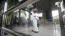 Petugas kesehatan melakukan peyemprotan disinfektan di bagian luar Gedung KPK, Jakarta, Rabu (18/3/2020). Penyemprotan dilakukan untuk mencegah penyebaran virus corona COVID-19. (merdeka.com/Dwi Narwoko)