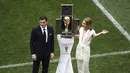 Mantan kiper timnas Spanyol, Iker Casillas dan supermodel Rusia, Natalia Vodianova berdiri di samping trofi Piala Dunia 2018 sebelum laga pembuka di stadion Luzhniki, Kamis (14/6). Trofi disimpan dalam kotak yang didesain Luis Vuitton (AFP/Mladen ANTONOV)