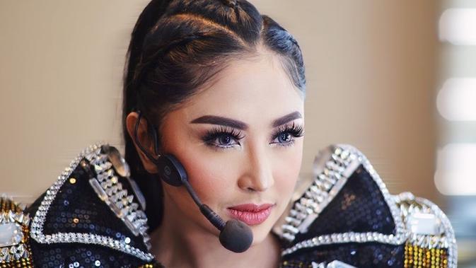 6 Potret Kostum Panggung Dewi Perssik Selalu Tampil Memukau Surabaya Liputan6 Com