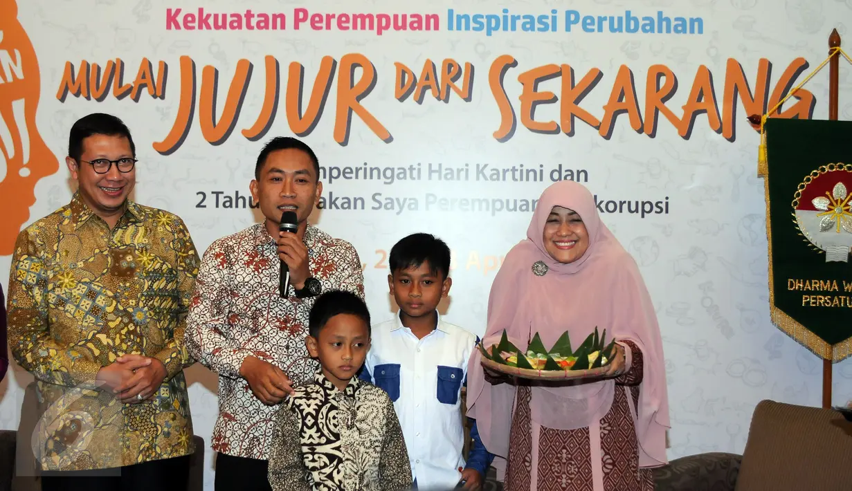Bupati Batang, Yoyok Riyo Sudibyo (kedua kiri) memberi sambutan saat mendapat kejutan dari istri dan kedua anaknya usai berbicara pada seminar Kekuatan Perempuan Inspirasi Perubahan di Jakarta, Sabtu (23/4/2016). (Liputan6.com/Helmi Fithriansyah)