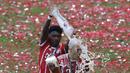 Arjen Robben terkena siraman bir oleh rekannya David Alaba saat perayahan penyerahan trofi juara Bundesliga di Allianz Arena stadium, Munich, (20/5/2017).  Bayern menang 4-1. (AP/Matthias Schrader)