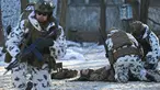 Prajurit ikut serta dalam latihan taktis dan khusus bersama Kementerian Dalam Negeri Ukraina, Garda Nasional Ukraina, dan Kementerian Darurat di kota hantu Pripyat, dekat Pembangkit Listrik Tenaga Nuklir Chernobyl pada 4 Februari 2022. (Sergei Supinsky /AFP)