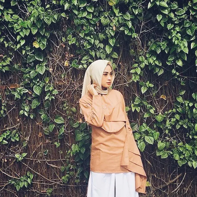 Mix and match tunik yang trendi dan stylish. (sumber foto: @indij_official/instagram)