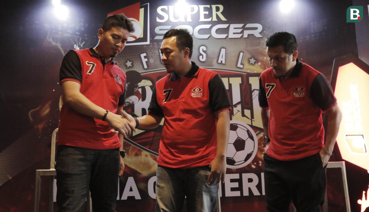 Perwakilan Super Soccer, Riko Setiawan, bersalaman dengan Direktur Roro Jonggrang, Joko Pramuji usai jumpa pers di Senayan, Sabtu (11/8/2018). Super Soccer Futsal Battle 2018 akan digelar mulai tanggal 18 Agustus 2018. (Bola.com/M Iqbal Ichsan)