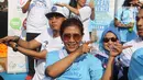 Menteri KKP, Susi Pudjiastuti bersama sejumlah Pemerhati Laut berjoget baby shark dance saat meresmikan 'Pandu Laut Nusantara' di CFD kawasan Bundaran HI, Jakarta, Minggu (15/7). (Liputan6.com/Arya Manggala)