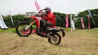 Sejumlah peserta tes ride Honda CRF250 Rally menjajal di trex BMX Ancol, Jakarta.