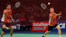 Tontowi Ahmad/Liliyana Natsir ganda campuran Indonesia dikalahkan oleh Zhang Nan/Zhao Yunlei di semifinal BCA Indonesia Open Premier Super Series 2015 di Istora Senayan Jakarta. (Peksi Cahyo/Bola.com)