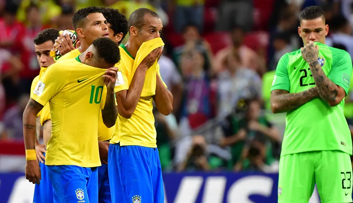 Bek Brasil, Miranda (tengah) dan rekan setimnya, Neymar (kiri) terlihat kecewa setelah kalah dari Belgia pada laga perempat final Piala Dunia 2018 di Stadion Kazan Arena, Jumat (6/7). Timnas Brasil takluk 1-2 di tangan timnas Belgia. (Luis Acosta/AFP)