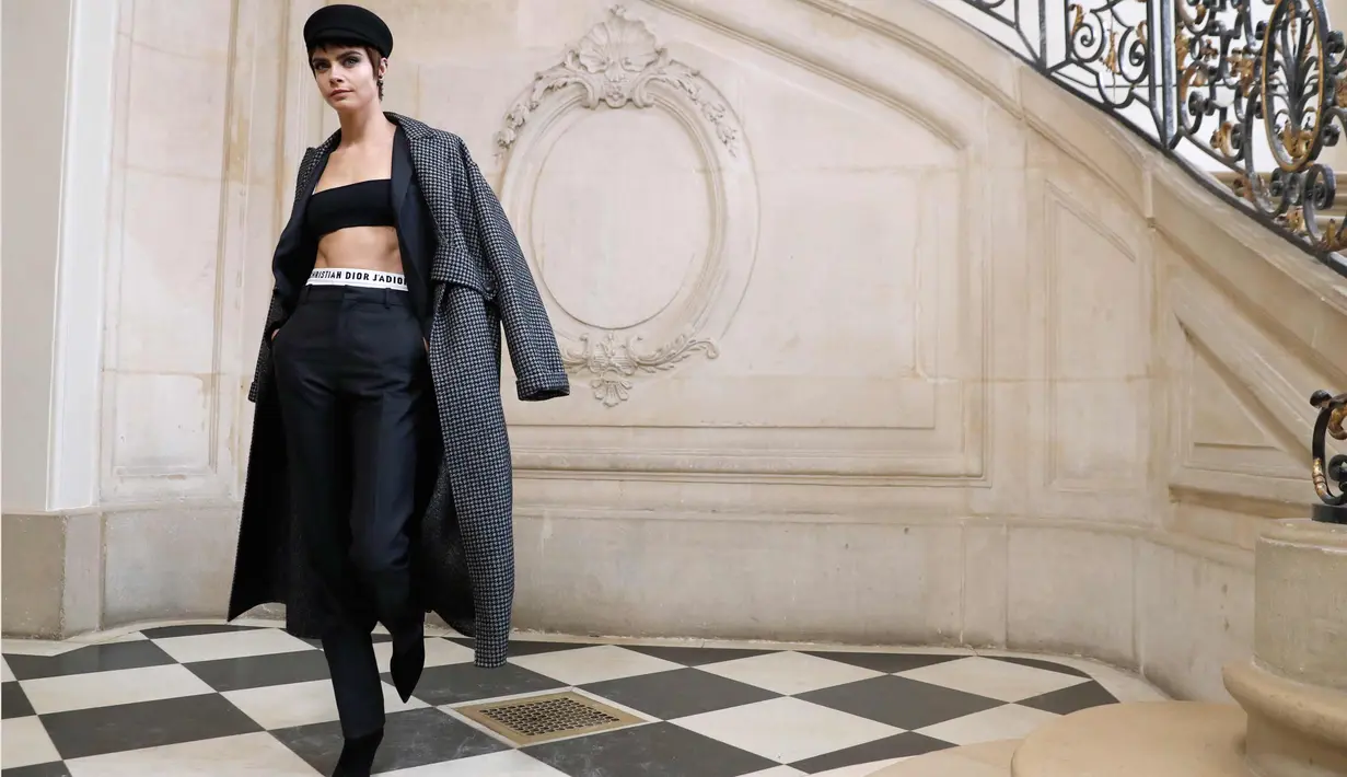 Aktris dan model Inggris Cara Delevingne berpose saat pemotretan sebelum tampil memperagakan busana koleksi fall/winter 2018 Christian Dior di Paris Fashion Week, Prancis (27/2). (AFP Photo/Patrick Kovarik)