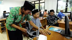 Aktivitas santri saat kegiatan belajar dalam kelas di Pesantren Teknologi Informasi dan Komunikasi (PeTIK) di Rangkapan Jaya, Pancoran Mas Depok, Jawa Barat, Senin (31/10/2022). Setiap tahunnya  50  santri dari seluruh Indonesia belajar secara gratis mengenai komputer, program dan jaringannya di  Pesantren Teknologi untuk dhuafa ini yang sumber pendanaannya berasal dari potongan gaji karyawan PLN dan dikelola Yayasan Baitul Maal (YBM) PLN. (merdeka.com/Arie Basuki)