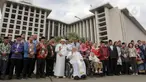 Pemimpin Gereja Katolik Sedunia, Paus Fransiskus (tengah) bersama Imam Besar Masjid Istiqlal, Nasaruddin Umar serta tokoh-tokoh agama lainnya berfoto bersama di halaman Masjid Istiqlal, Jakarta, Kamis (5/9/2024). (Liputan6.com/Herman Zakharia)