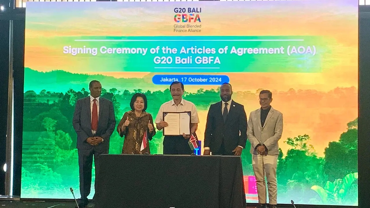 Menko Marves Luhut Binsar Pandjaitan dan Perdana Menteri Kenya Musalia Mudava menandatangani Articles of Agreement (AOA) G20 Global Blended Finance Alliance (GBFA) di Jakarta, pada Kamis (17/10/2024). (Tasha/Liputan6.com)