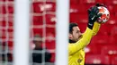 Kiper Borussia Dortmund, Roman Buerki menangkap bola saat mengikuti sesi latihan tim di Stadion Wembley di London, Inggris (12/2). Dortmund akan bertanding melawan Tottenham Hotspur pada babak 16 besar Liga Champions. (AP Photo/Frank Augstein)