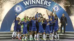 Para pemain Chelsea merayakan juara Liga Champions usai pertandingan melawan Manchester City di Stadion Dragao di Porto, Portugal, Minggu (30/5/2021).  Chelsea menang tipis atas City dengan skor 1-0. (Pierre Philippe Marcou / Pool via AP)