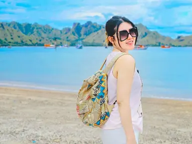 Mulai dari pantai Bali sampai Lombok sudah dikunjungi oleh penyanyi dangdut yang sebentar lagi akan menikah ini. Penampilannya pun menawan dengan outfit simpel. Memakai kacamata hitam, ia tampak makin keren.(Liputan6.com/IG/@viavallen)