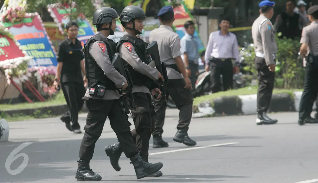 Petugas melakukan patroli di depan Mapolresta Solo yang ditutup pasca ledakan bom bunuh diri, Solo, Jawa Tengah, (5/7). Polda Jawa Tengah bersama tim dari Mabes Polri dan tim Densus 88, masih terus menyelidiki peristiwa tersebut. (Boy Harjanto)
