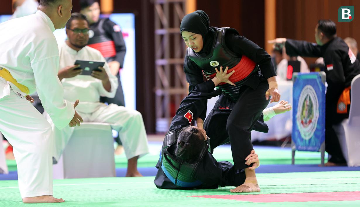 <p>Atlet pencak silat putri Indonesia, Safira Dwi Meilani (kanan) menghadapi wakil Vietnam, Nguyen Huang Hong An pada nomor tanding putri kelas B Pencak Silat SEA Games 2023 di Chroy Changvar International Convention and Exhibition Center, Phnom Penh, Kamboja, Rabu (10/05/2023). (Bola.com/Abdul Aziz)</p>