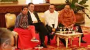 Menteri Kelautan dan Perikanan, Susi Pudjiastuti (kiri) dan Menteri Agama Lukman Hakim Saifuddin (kedua kiri) mengikuti sidang kabinet paripurna yang digelar oleh Presiden Joko Widodo di Istana Negara, Jakarta, Rabu (15/3). (Liputan6.com/Angga Yuniar)