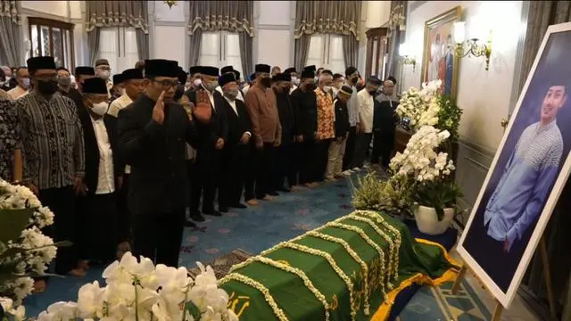 6 Momen Eril Tiba di Tanah Air hingga Dibawa ke Rumah Duka, Disambut Keluarga