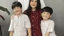 Warna selaras tak harus sama, dalam balutan modest, OOTD keluarga Putri Titian cocok untuk hari raya.   [Foto: Instagram/ Putri Titian]