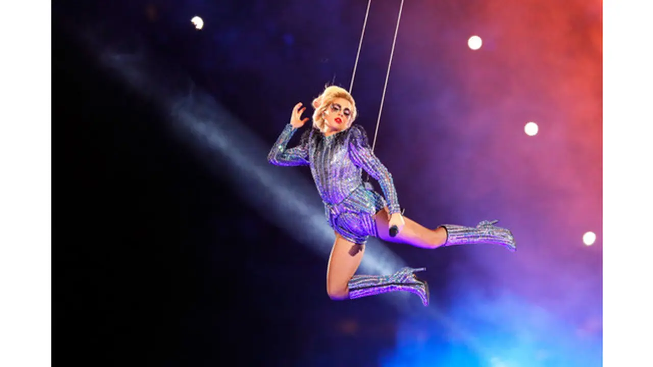 Baju Seksi dan Futuristik Lady Gaga Panaskan Panggung Super Bowl 