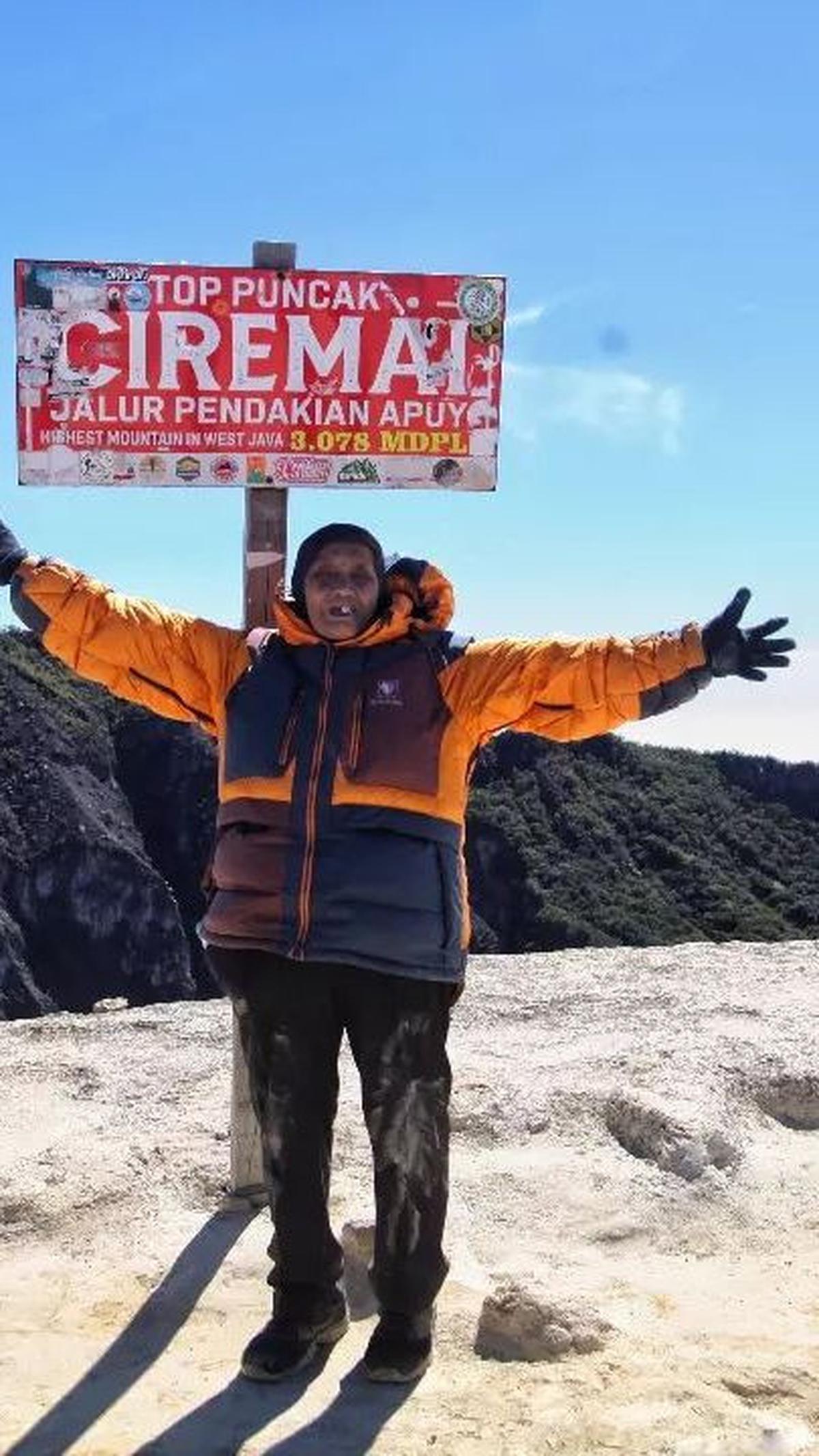Diketahui, Mbah Yuni sudah menaklukkan 14 Gunung di Indonesia, di antaranya; Gunung Rinjani, Gunung Latimojong, Gunung Andong di Magelang, Gunung Raung di Banyuwangi, Gunung Tambora di Sumbawa.
