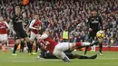 Bek Arsenal, Hector Bellerin, melepaskan tendangan saat pertandingan melawan Swansea City pada laga Premier League di Stadion Emirates, Sabtu (28/10/2017). Arsenal menang 2-1 atas Swansea City. (AP/Frank Augstein)
