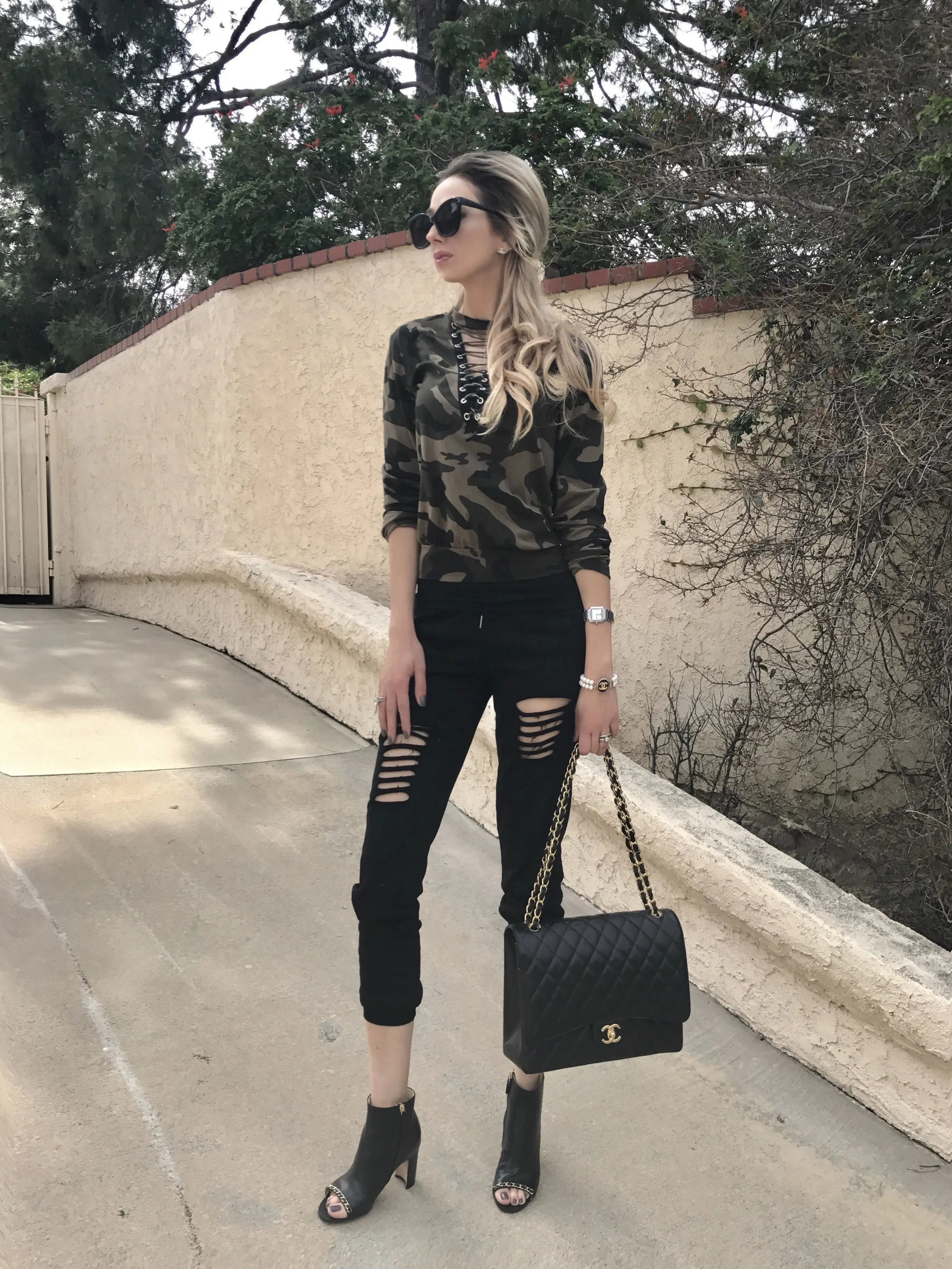 Tampil cool dengan army look. (Image: iheartmarina.com)