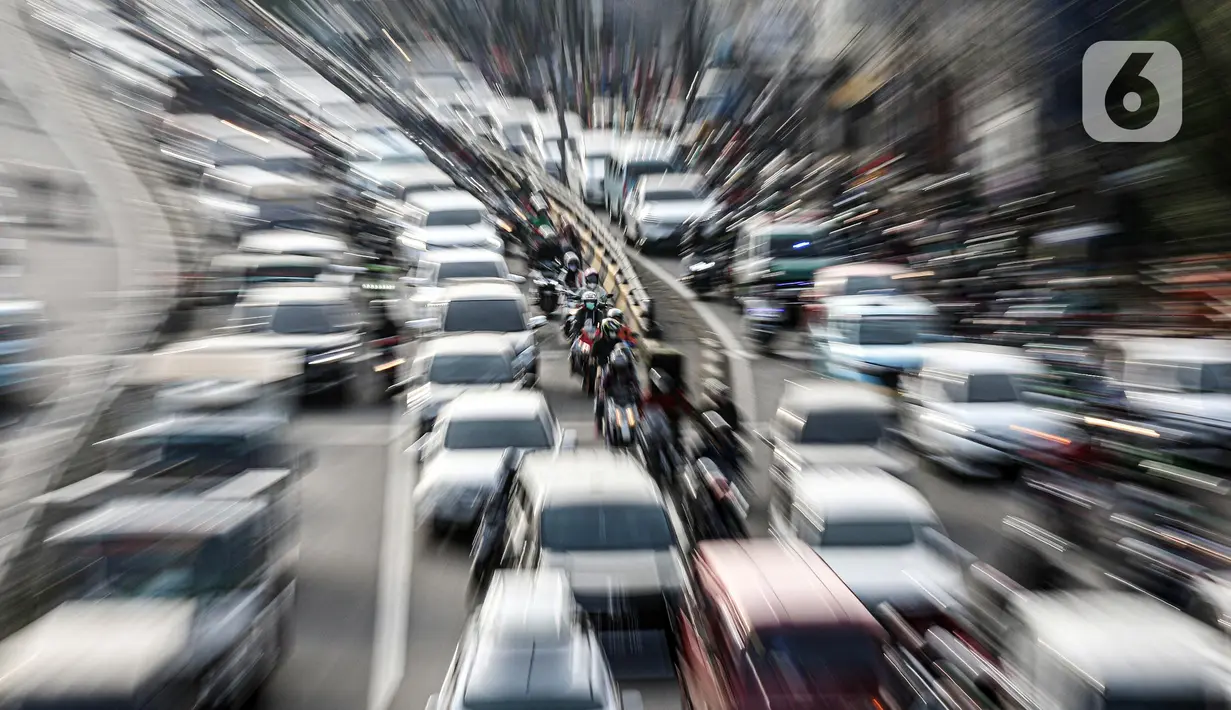 Sejumlah kendaraan bermotor terjebak kemacetan di Jalan K.H. Abdullah Syafei, Jakarta, Jumat (22/7/2022). Tim Pembina Samsat Nasional akan menghapus data kendaraan yang tak membayar pajak selama dua tahun. (Liputan6.com/Faizal Fanani)