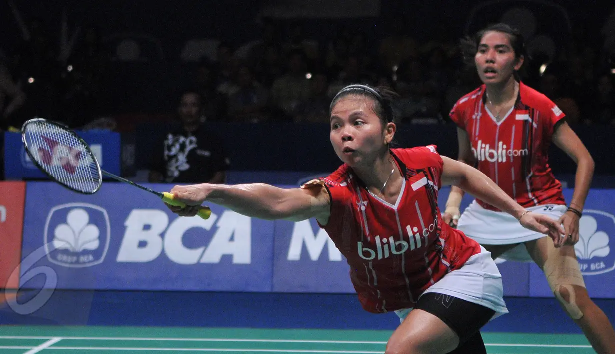 Salah satu aksi Greysia Polii (kiri) saat berlaga di babak semifinal Indonesia Open Superseries Premier 2015, Jakarta, Sabtu (6/6/2015). Greysia/ Nitya berhasil mengalahkan Yu Yang dan Zhong Qianxin dari Tiongkok. (Liputan6.com/Herman Zakharia)