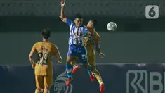 Pemain Persiraja Banda Aceh, Supriyadi Eeng duel udara dengan pemain Bhayangkara FC, Sani rizki (kanan), pada laga BRI Liga 1 di Stadion Indomilk Arena, Minggu (29/8/2021). Bhayangkara FC berhasil mengalahkan lawannya Persiraja Banda Aceh dengan skor 2-1. (Bola.com/M iqbal Ichsan)